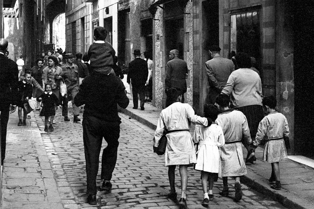 Família passejant pels carrers del barri xinès de Barcelona als anys 60.