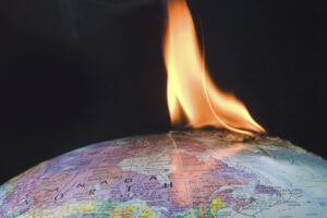 Planeta terra amb una flama