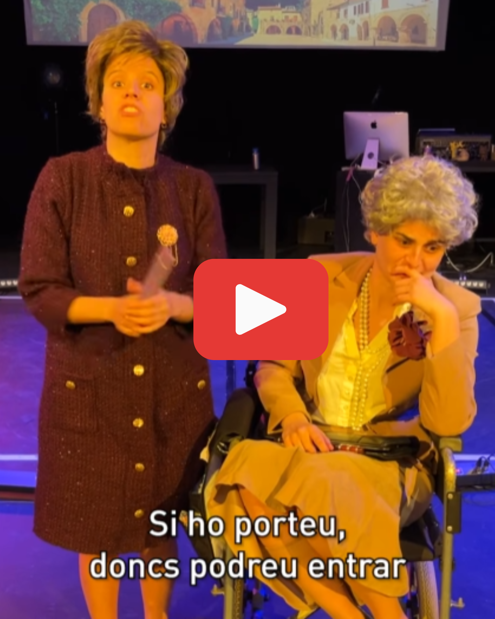 Filla i mare sentada en una cadira de rodes