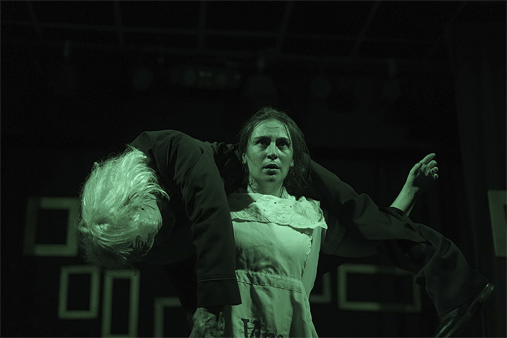 actress takes the puppet on her shoulders