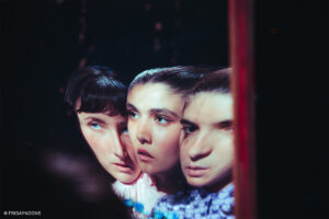Tres noies reflectides en un mirall